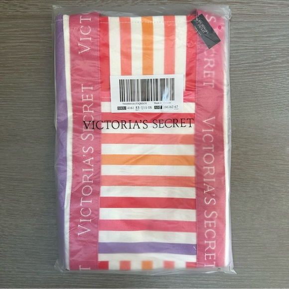 Brand New $59.95 Victoria's Secret Weekender Tote Bag BNWT Tag Attached - Picture 7 of 8